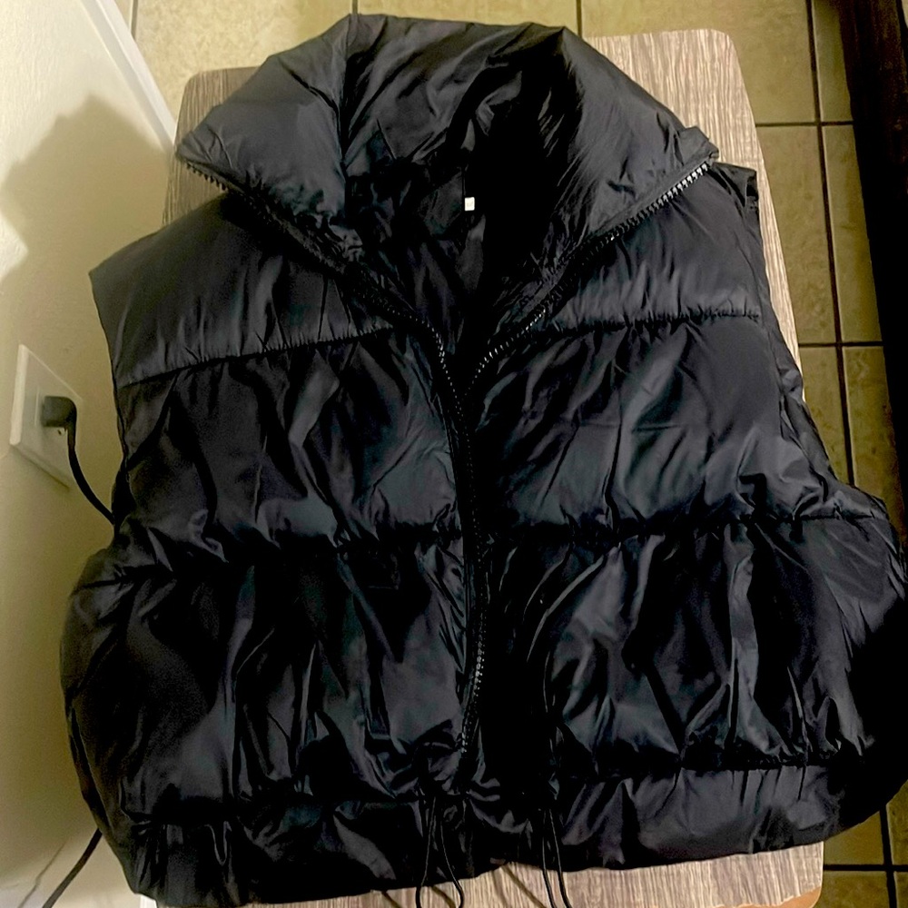 Women puff jacket no sleeves